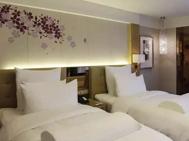 酒店設(shè)計的枕頭、隔斷玻璃門、燈怎么讓人燒腦殼