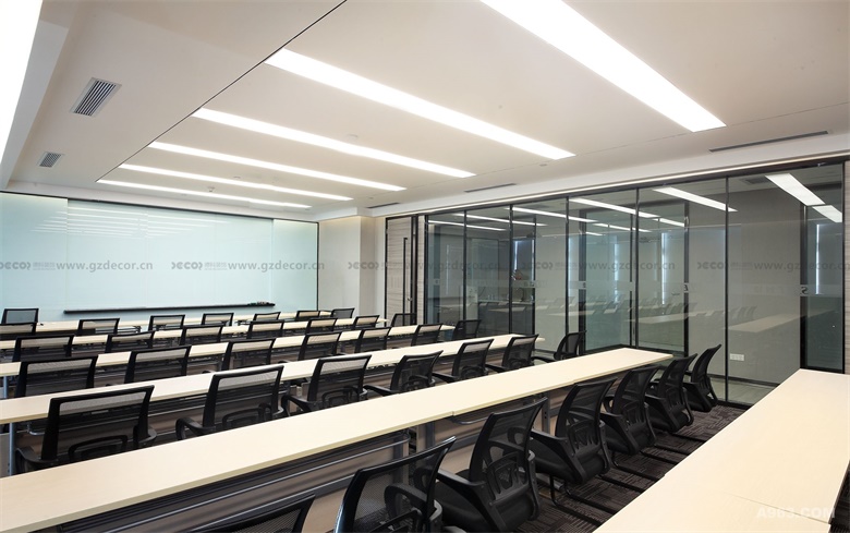 辦公室裝飾公司是否提供辦公室的工作站和辦公桌的配置方案？